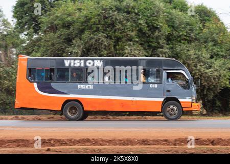 Ein Bus, der entlang der Ngong Straße in der Nähe der Kreuzung mit Oloolua Close fährt. Ngong Road, Nairobi, Kenia. 4. September 2022 Stockfoto
