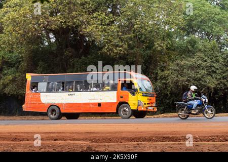 Ein Bus, der entlang der Ngong Straße in der Nähe der Kreuzung mit Oloolua Close fährt. Ngong Road, Nairobi, Kenia. 4. September 2022 Stockfoto