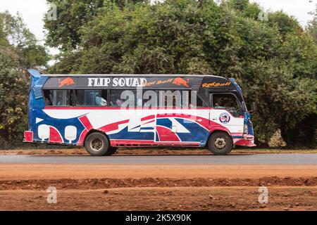 Ein Bus, der entlang der Ngong Straße in der Nähe der Kreuzung mit Oloolua Close fährt. Ngong Road, Nairobi, Kenia. 4. September 2022 Stockfoto