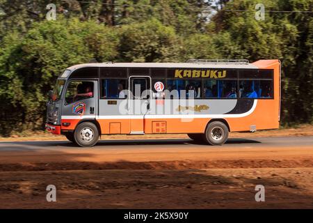 Ein Bus, der entlang der Ngong Straße in der Nähe der Kreuzung mit Oloolua Close fährt. Ngong Road, Nairobi, Kenia. 4. September 2022 Stockfoto