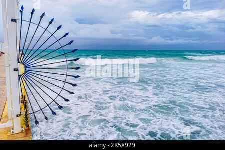 Hurrikan 2021 Gewitter tropischer Sturm mit Blick auf starke Wellen Wind und dunkle Wolken von der Pier Muelle Constituyentes in Playa del Ca Stockfoto