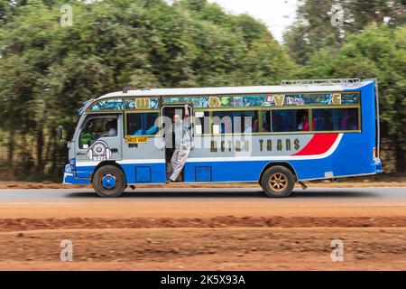 Ein Bus, der entlang der Ngong Straße in der Nähe der Kreuzung mit Oloolua Close fährt. Ngong Road, Nairobi, Kenia. 4. September 2022 Stockfoto