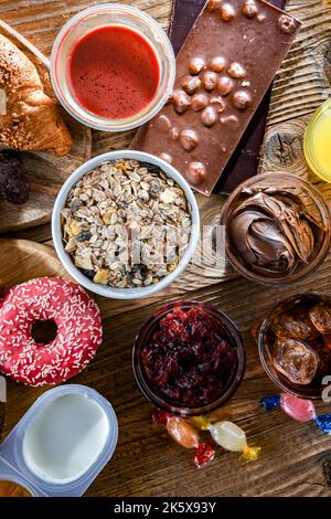 Lebensmittel, die eine erhebliche Menge an Zucker enthalten. Junk Food. Stockfoto