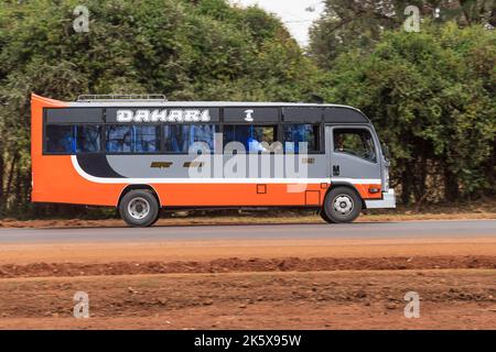 Ein Bus, der entlang der Ngong Straße in der Nähe der Kreuzung mit Oloolua Close fährt. Ngong Road, Nairobi, Kenia. 4. September 2022 Stockfoto
