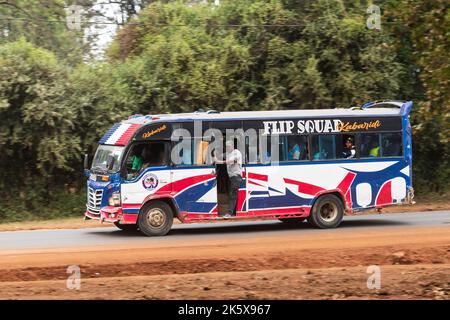 Ein Bus, der entlang der Ngong Straße in der Nähe der Kreuzung mit Oloolua Close fährt. Ngong Road, Nairobi, Kenia. 4. September 2022 Stockfoto