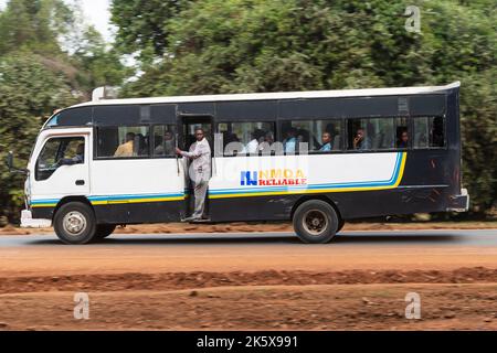 Ein Bus, der entlang der Ngong Straße in der Nähe der Kreuzung mit Oloolua Close fährt. Ngong Road, Nairobi, Kenia. 4. September 2022 Stockfoto