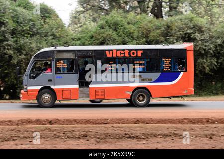 Ein Bus, der entlang der Ngong Straße in der Nähe der Kreuzung mit Oloolua Close fährt. Ngong Road, Nairobi, Kenia. 4. September 2022 Stockfoto