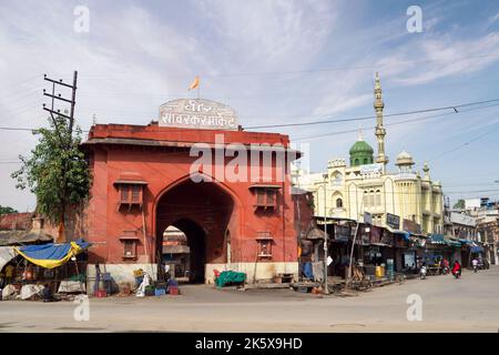 Gate of Fruit Market, Indore, Madhya Pradesh. Auch bekannt als Veer Sawarkar Market. Indische Architektur. Alte Architektur des indischen Tempels. Stockfoto