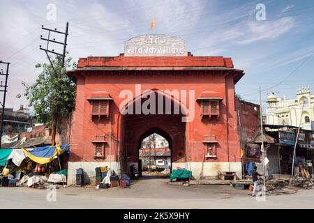 Gate of Fruit Market, Indore, Madhya Pradesh. Auch bekannt als Veer Sawarkar Market. Indische Architektur. Alte Architektur des indischen Tempels. Stockfoto