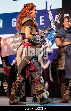 Polen, Poznan - 09. Oktober 2022: Poznan Game Arena, Videospiel-Charaktere, Cosplay. Aloy von Horizon Zero Dawn. Stockfoto