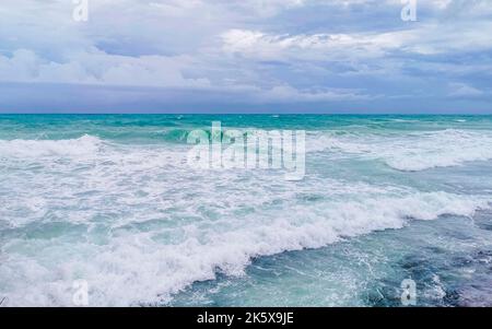 Hurrikan 2021 Gewitter tropischer Sturm mit Blick auf starke Wellen Wind und dunkle Wolken von der Pier Muelle Constituyentes in Playa del Ca Stockfoto