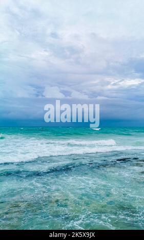 Hurrikan 2021 Gewitter tropischer Sturm mit Blick auf starke Wellen Wind und dunkle Wolken von der Pier Muelle Constituyentes in Playa del Ca Stockfoto