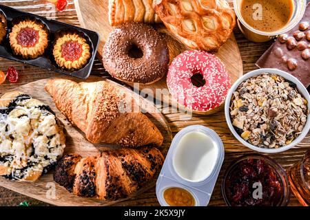 Lebensmittel, die eine erhebliche Menge an Zucker enthalten. Junk Food. Stockfoto