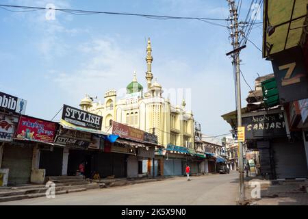 Khala Maa Masjid, Indore, Madhya Pradesh. Auch bekannt als Fruit Market Masjid. Indische Architektur. Alte Architektur des indischen Tempels. Stockfoto