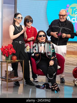Miami, Vereinigte Staaten Von Amerika. 10. Oktober 2022. MIAMI, FL - Okt 10: Emily Estefan, Sasha Estefan, Gloria Estefan und Emilio Estefan werden während der Univision „Despierta America“ am 10.. Oktober 2022 in Miami, Florida, zu sehen sein. (Foto von Alberto E. Tamargo/Sipa USA) Quelle: SIPA USA/Alamy Live News Stockfoto