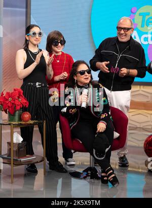 Miami, Vereinigte Staaten Von Amerika. 10. Oktober 2022. MIAMI, FL - Okt 10: Emily Estefan, Sasha Estefan, Gloria Estefan und Emilio Estefan werden während der Univision „Despierta America“ am 10.. Oktober 2022 in Miami, Florida, zu sehen sein. (Foto von Alberto E. Tamargo/Sipa USA) Quelle: SIPA USA/Alamy Live News Stockfoto