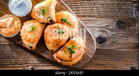 Zusammensetzung mit einem Teller aus im Ofen gebackenen Pierogi Stockfoto