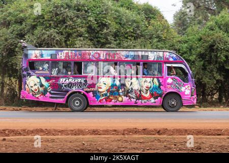 Ein Bus mit kundenspezifischer Lackierung, der entlang der Ngong Straße in der Nähe der Kreuzung mit Oloolua Close fährt. Viele Busse in Nairobi haben Sonderlackierung, eine große Reichweite o Stockfoto