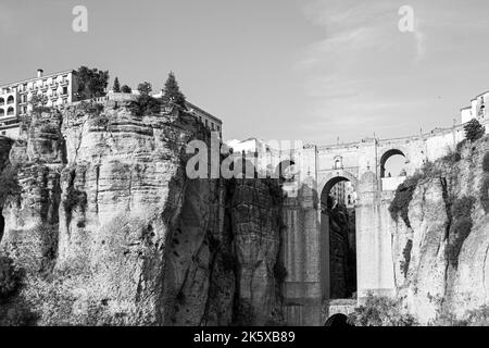 Ronda, Spanien - Oktober 11: Architektonische Details der Bergstadt Ronda, die sich über der tiefen Schlucht „El Tajo“ in Andalusien, Spanien, befindet, Oktober 1 Stockfoto