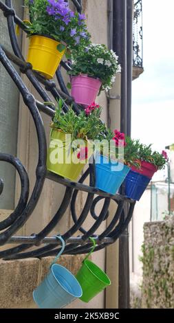 Blumen in blumenfarbenen Töpfen auf der Fensterbank eines Landhauses. Hochwertige Fotos Stockfoto