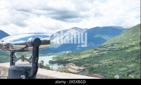 Elektronisches Fernglas für Touristen in einer Berglandschaft Stockfoto