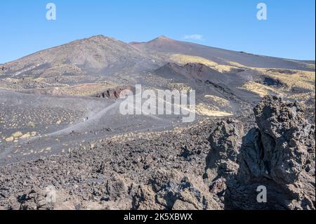 Der Vulkan Ätna mit seinen Krater, Lava und Mondlandschaft Stockfoto