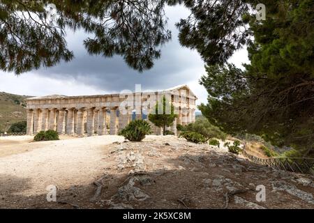 Calatafimi-Segesta, Sizilien, Italien - 9. Juli 2020: Dorischer Tempel und Landschaft von Segesta auf Sizilien, Italien Stockfoto