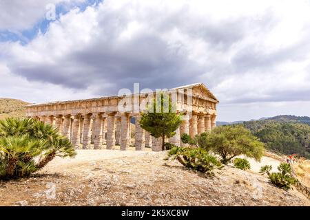 Calatafimi-Segesta, Sizilien, Italien - 9. Juli 2020: Dorischer Tempel und Landschaft von Segesta auf Sizilien, Italien Stockfoto