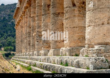 Calatafimi-Segesta, Sizilien, Italien - 9. Juli 2020: Dorischer Tempel und Landschaft von Segesta auf Sizilien, Italien Stockfoto