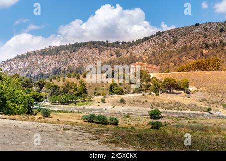 Calatafimi-Segesta, Sizilien, Italien - 9. Juli 2020: Dorischer Tempel und Landschaft von Segesta auf Sizilien, Italien Stockfoto