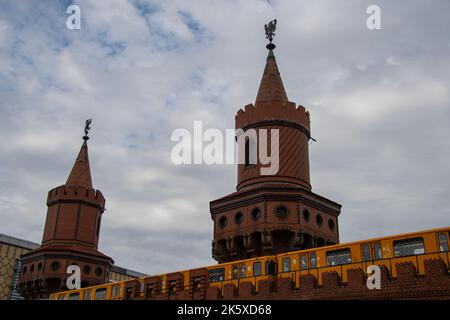 Berlin, Deutschland 29. Juni 2022, die bekannte Oberbaumbrücke in Berlin mit der gelben U-Bahn Stockfoto