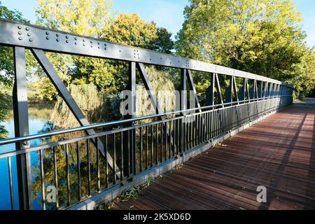Fußgängerbrücke über die alte Lune an der ehemaligen Schleuse Lune bei Bremerhaven. Stockfoto