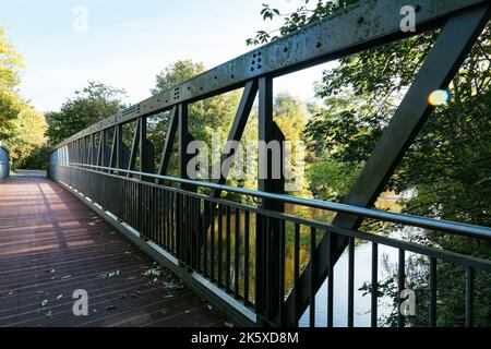 Fußgängerbrücke über die alte Lune an der ehemaligen Schleuse Lune bei Bremerhaven. Stockfoto