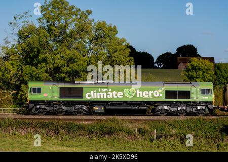 DB-Diesellokomotive der Baureihe 66 Nr. 66004 in der Lackierung „Ich bin ein Klimamoheld“, Warwickshire, Großbritannien Stockfoto