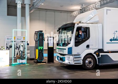 Volvo FL Electric Truck an einer EV-Ladestation auf der IAA Hannover. Deutschland - 20. September 2022 Stockfoto