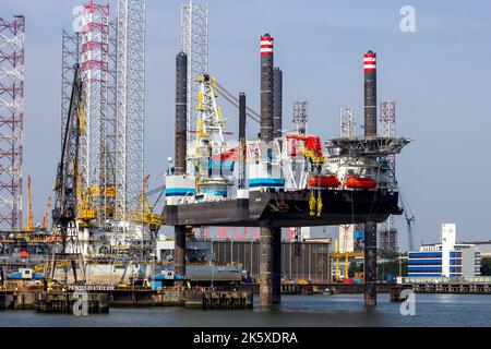 Die selbstaufstellende Plattform JB-118 wurde am 1. August 2014 im Hafen von Rotterdam, Niederlande, angedockt. Stockfoto