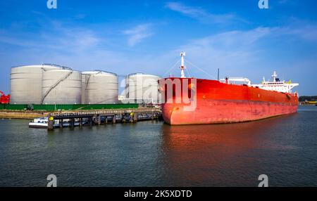 Rohöltanker dockte an einem Öllagersilo-Terminal im Hafen an. Stockfoto