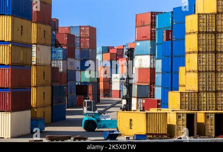 Die Container werden im Hafen von Rotterdam gestapelt. Niederlande - 1. August 2014 Stockfoto