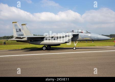 US Air Force F-15D Eagle-Kampfjet der RAF Lakenheath auf dem Asphalt der Kleinen Brogel Air Base, Belgien - 13. September 2014 Stockfoto