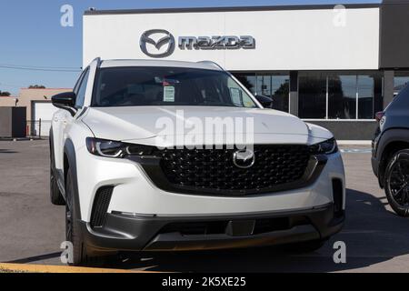 Indianapolis - ca. Oktober 2022: Mazda CX-50 Display bei einem Händler. Mazda bietet den CX-50 mit i-ACTIV AWD an. Stockfoto