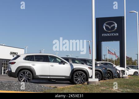 Indianapolis - circa Oktober 2022: Mazda Auto und SUV Händler. Mazda hat an der Spitze der Motorentwicklung mit dem Dreh-und modernen Hybr gewesen Stockfoto