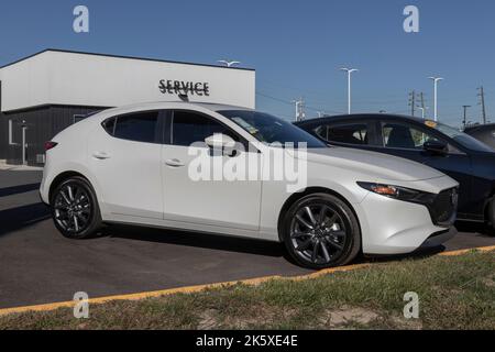 Indianapolis - ca. Oktober 2022: Mazda 3 Display bei einem Händler. Mazda bietet den Mazda 3 in einer Limousine oder Hatchback. Stockfoto