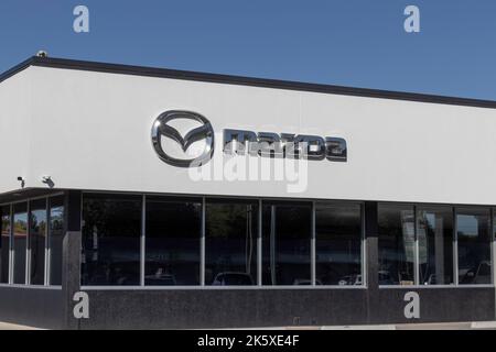 Indianapolis - circa Oktober 2022: Mazda Auto und SUV Händler. Mazda hat an der Spitze der Motorentwicklung mit dem Dreh-und modernen Hybr gewesen Stockfoto