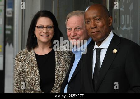 Janis Burke, J. Kent Friedman und der Bürgermeister von Houston, Sylvester Turner, an der Harris County Houston Sports Authority Fountain Reveal und der Houston Sports Hal Stockfoto