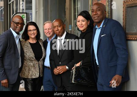 Bischof James Dixon, Janis Burke, J. Kent Friedman, Bürgermeister Turner, Dr. Laura Murillo (HCHSA-Vorstand), Lynden Rose (HCHSA-Vorstand) im Harris County Houst Stockfoto