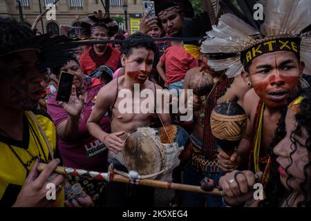 Belo Horizonte, Brasilien. 09. Oktober 2022. Eine Gruppe indigener Völker spielt während der Wahlkampfveranstaltung Musikinstrumente. Der ehemalige brasilianische Präsident (2003-2010) und Präsidentschaftskandidat der linken Arbeiterpartei (PT), Luiz Inacio Lula da Silva, führt während einer Wahlkampfveranstaltung auf der Praça da Liberdade in Belo Horizonte, Minas Gerais, Brasilien, einen marsch an. Kredit: SOPA Images Limited/Alamy Live Nachrichten Stockfoto