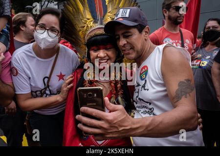 Belo Horizonte, Brasilien. 09. Oktober 2022. Celia Xakriaba, die erste indigene Frau, die vom Staat Minas Gerais in das Repräsentantenhaus gewählt wurde, fotografiert während der Wahlkampfveranstaltung mit Unterstützern. Der ehemalige brasilianische Präsident (2003-2010) und Präsidentschaftskandidat der linken Arbeiterpartei (PT), Luiz Inacio Lula da Silva, führt während einer Wahlkampfveranstaltung auf der Praça da Liberdade in Belo Horizonte, Minas Gerais, Brasilien, einen marsch an. Kredit: SOPA Images Limited/Alamy Live Nachrichten Stockfoto