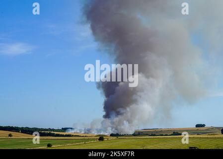 Riesiger Rauch über Feldern in der Nähe von Amesbury am heißen Sommertag Stockfoto