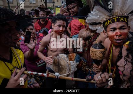 Belo Horizonte, Brasilien. 09. Oktober 2022. Eine Gruppe indigener Völker spielt während der Wahlkampfveranstaltung Musikinstrumente. Der ehemalige brasilianische Präsident (2003-2010) und Präsidentschaftskandidat der linken Arbeiterpartei (PT), Luiz Inacio Lula da Silva, führt während einer Wahlkampfveranstaltung auf der Praça da Liberdade in Belo Horizonte, Minas Gerais, Brasilien, einen marsch an. (Foto: Ivan Abreu/SOPA Images/Sipa USA) Quelle: SIPA USA/Alamy Live News Stockfoto