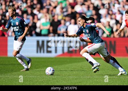 Rotterdam - 09/10/2022, Ramiz Larbi Zerrouki vom FC Twente während des Spiels zwischen Feyenoord und FC Twente im Stadion Feijenoord De Kuip am 9. Oktober 2022 in Rotterdam, Niederlande. (Box-to-Box-Bilder/Yannick Verhoeven) Stockfoto